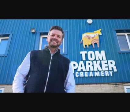 Rob Yates, directorul general al Tom Parker Creamery, în fața sediului companiei din sud-vestul Angliei